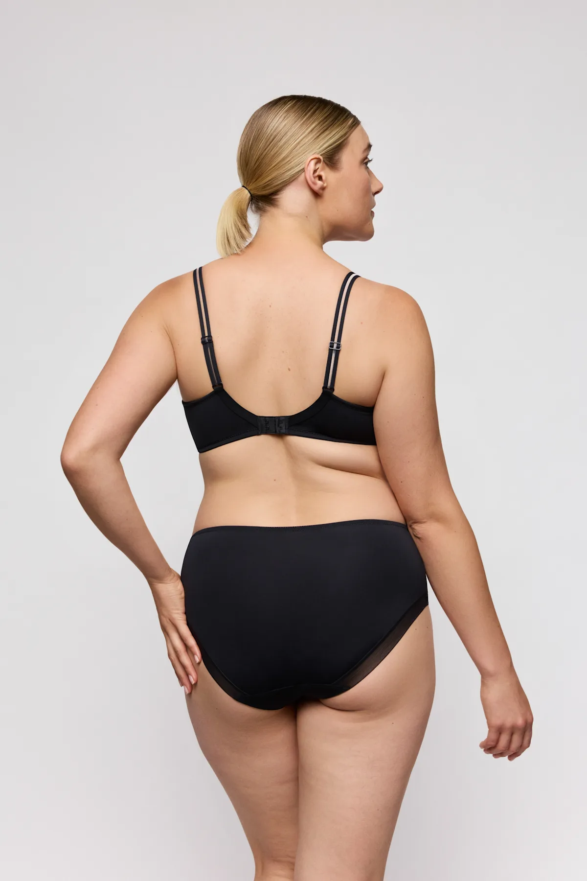 eservices_primadonna_twist-lingerie-underwired_brafull_briefs-twist_side-0142570-black0542571-black-1084904