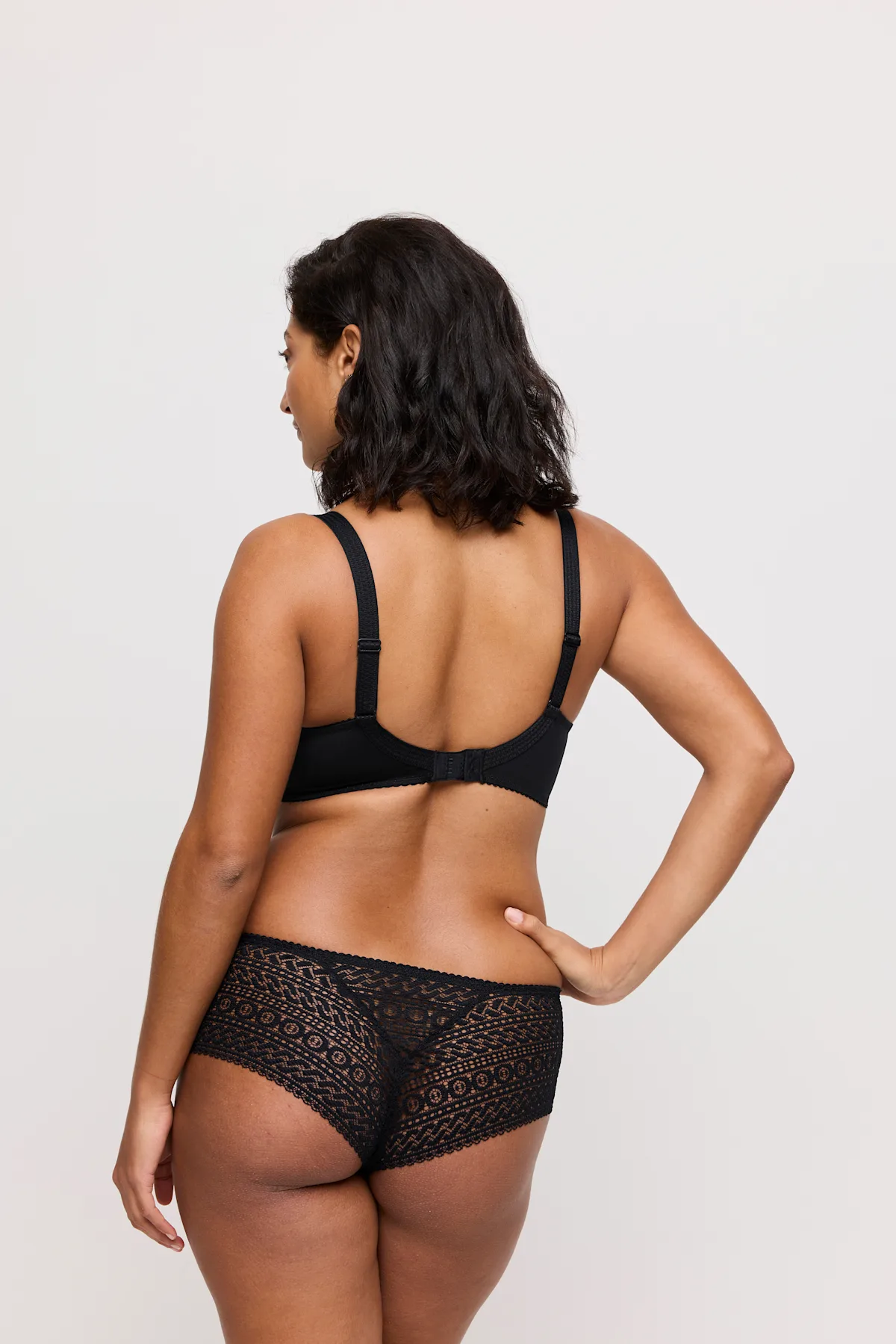 eservices_primadonna-lingerie-balcony_brathong-montara-0163384-black0663381-black-334411