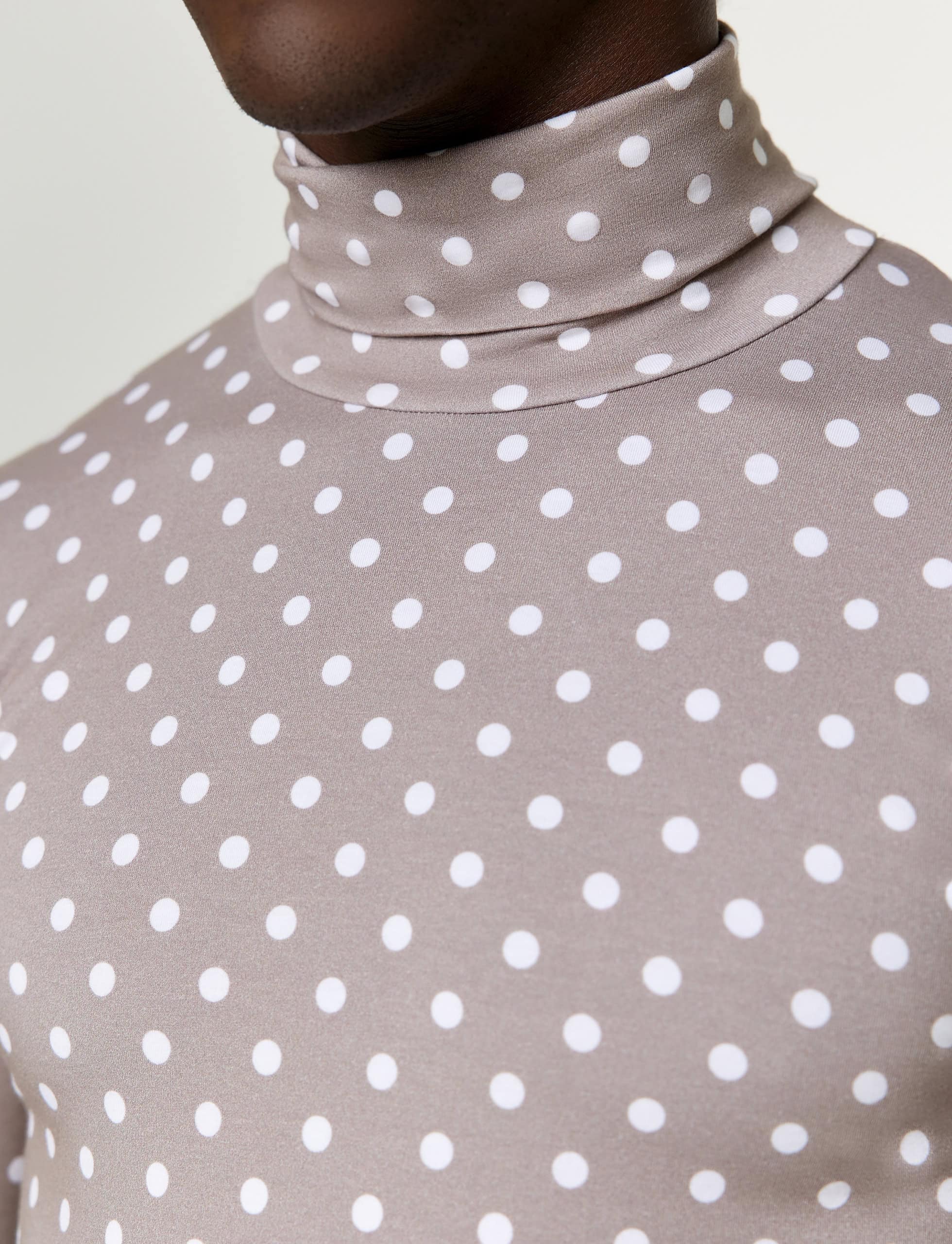 AP1023-5441_taupe_polka_dot_roll_neck_modus_vivendi_ready_to_wear__3_